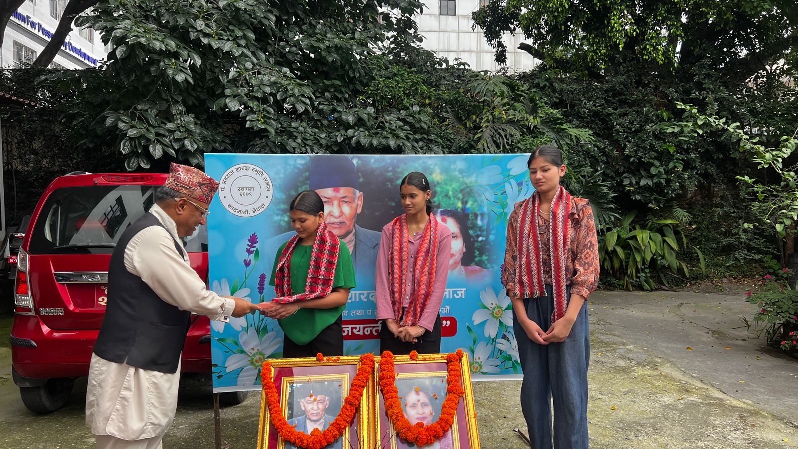 नबराज शारदा स्मृति समाजद्वारा तीन छात्रालाई छात्रवृत्ति प्रदान