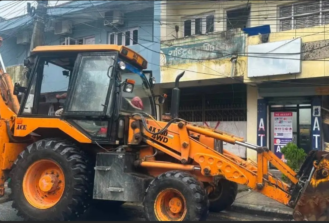 अतिक्रमित क्षेत्रमा चल्यो डोजर