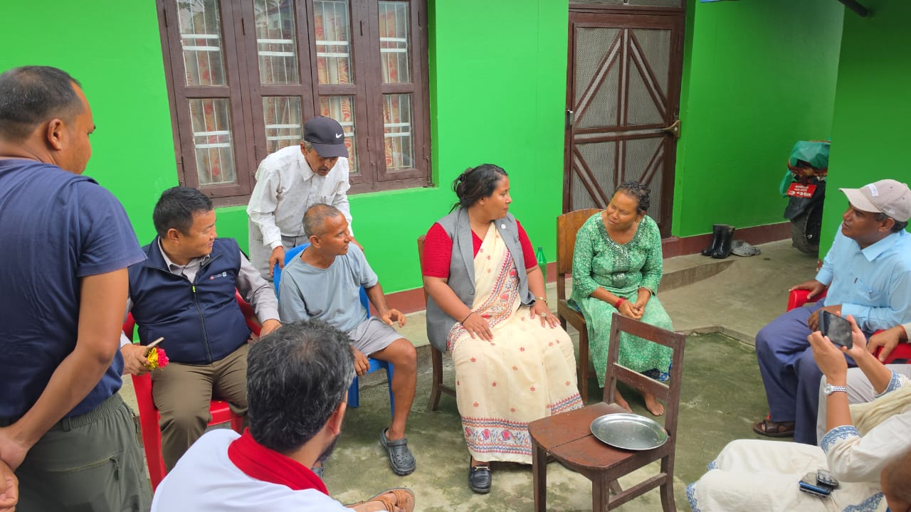 पीडितको घरमै पुगिन् मन्त्री चौधरी
