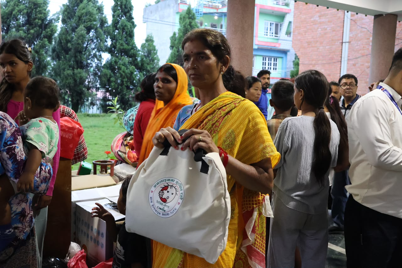 बोडे होल्डिङ सेन्टरमा अत्यावश्यक सामग्री वितरण