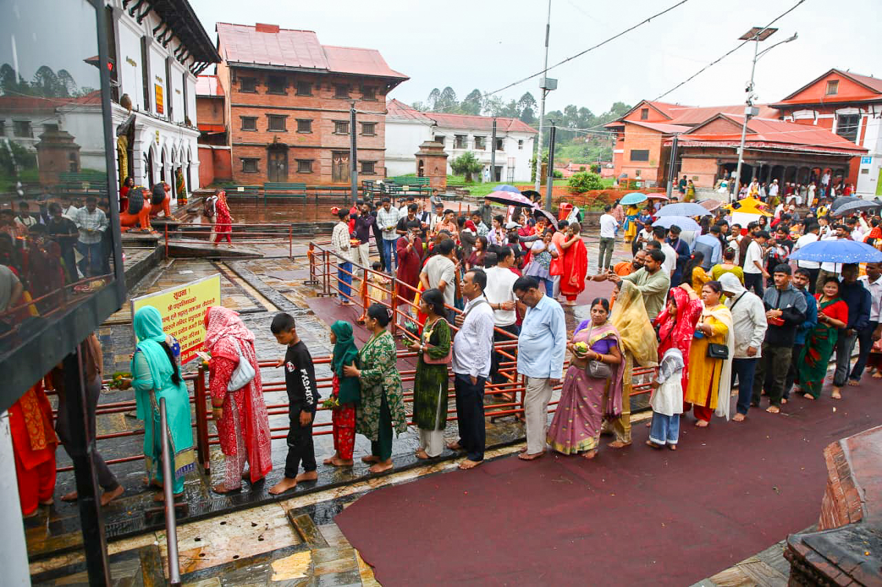 साउने संक्रान्तिका अवसरमा पशुपतिनाथमा दर्शनार्थीको घुइँचो