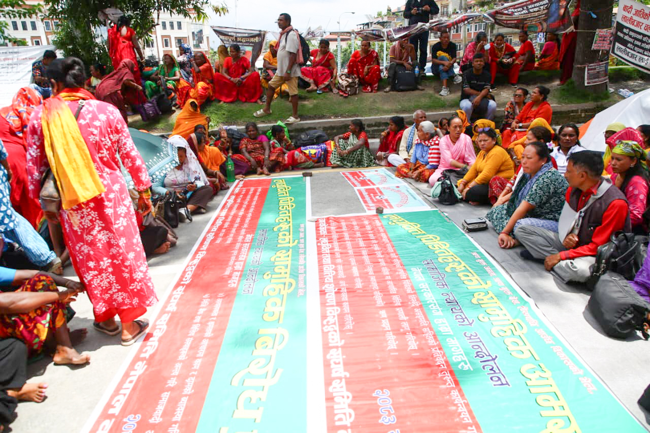 न्यायको मागमा लघुवित्त पीडित अनसनमा