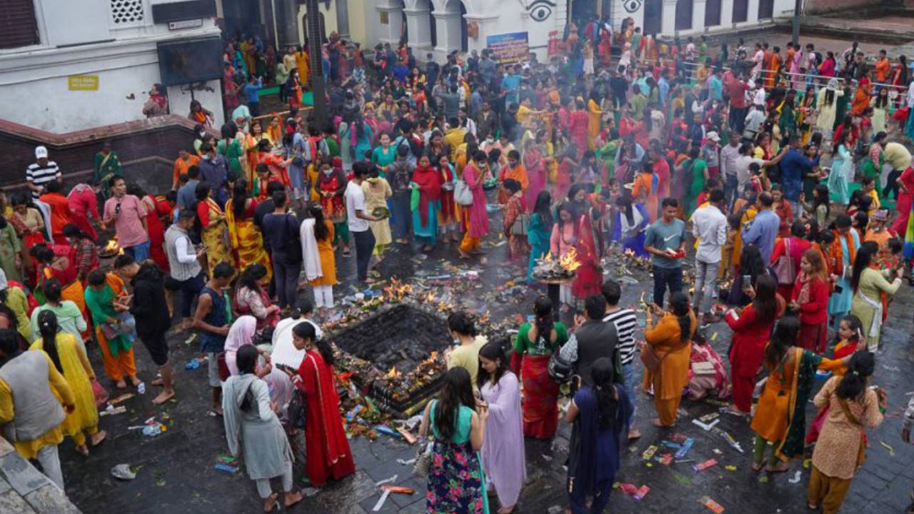 पहिलो सोमबार,  शिवालयमा भक्तजनको भीड