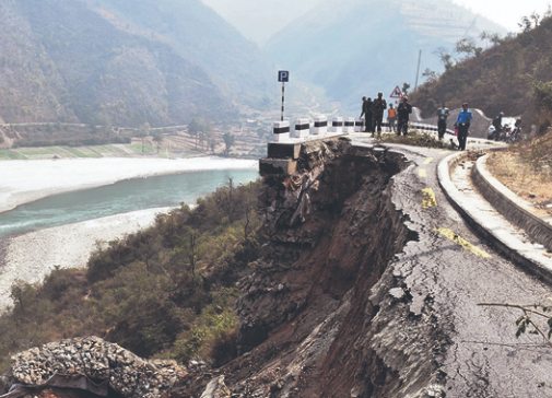 पहिरोले प्रमुख राजमार्ग अवरुद्ध