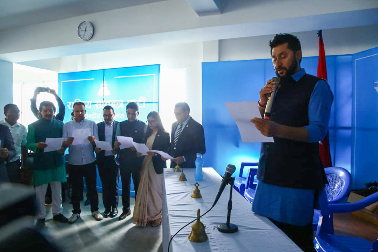 केन्द्रीय सदस्यले लिए शपथ