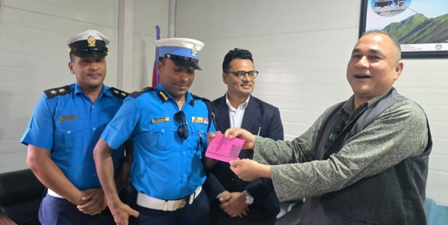 निवासमै पुगेर ट्राफिकले काट्यो चिट