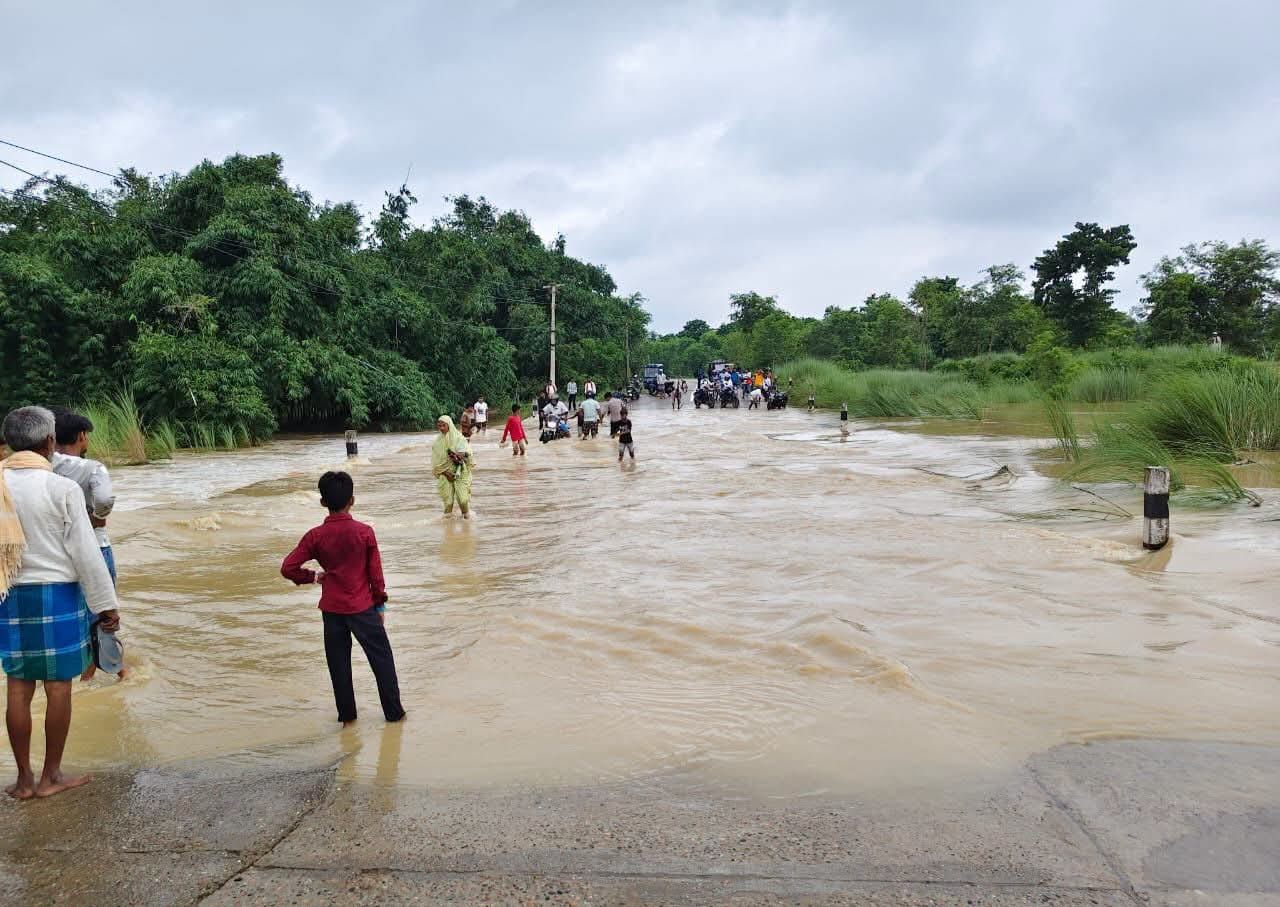 बाढीले हुलाकी राजमार्ग अस्तव्यस्त