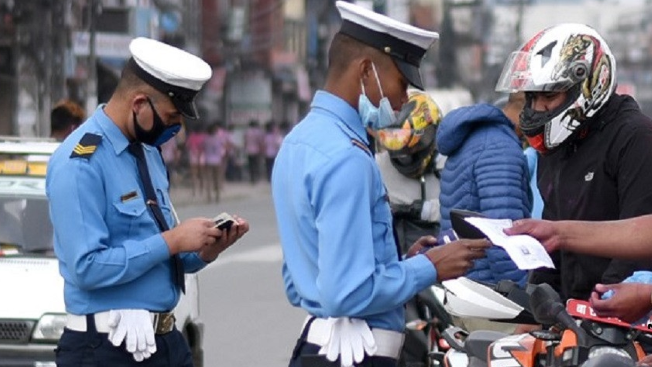 एकै दिन ९३९ जनामाथि ट्राफिक कारबाही