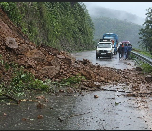 देशभर वर्षाको वितण्डा, बाढीपहिरोले सडक अवरुद्ध