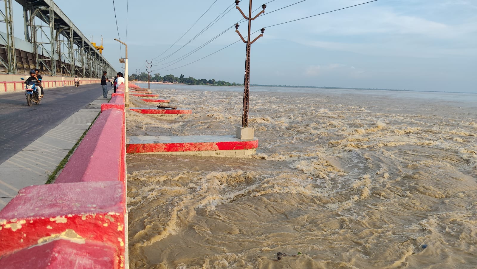 अविरल वर्षाका कारण खतराको सूची पार भएपछि सप्तकोशीका ४३ ढोका खोलिए