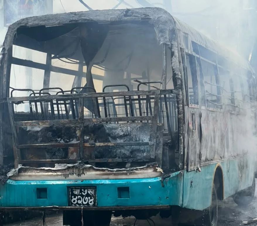 चालकले आफूभित्रै बसेर सार्वजनिक बसमा लगाए आगो